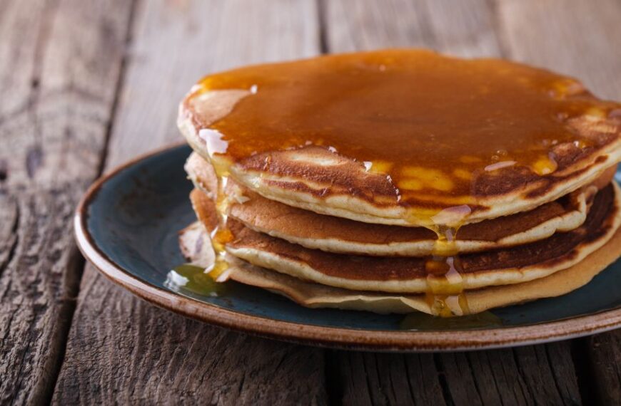 Effortless and delicious: Classic American pancakes with maple syrup