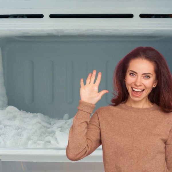 Clear the ice from the freezer quickly with this simple trick!