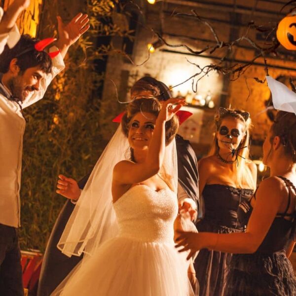 Do you want to organize an unforgettable Halloween party? Celebrity secrets revealed here!