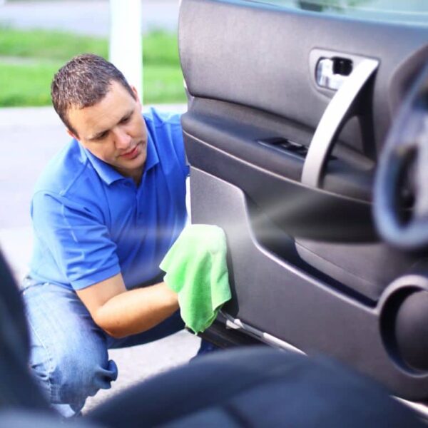 Remove scratches from your car’s plastic upholstery with this simple method!