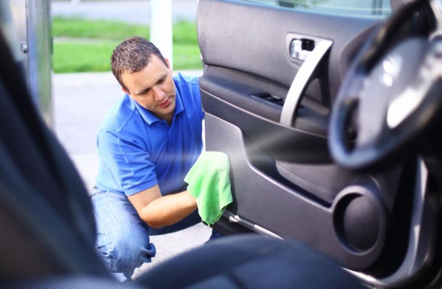 Remove scratches from your car’s plastic upholstery with this simple method!