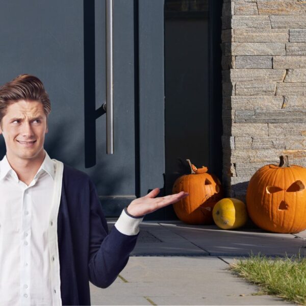 Why a turquoise pumpkin on the door? Discover the meaning behind this gesture!