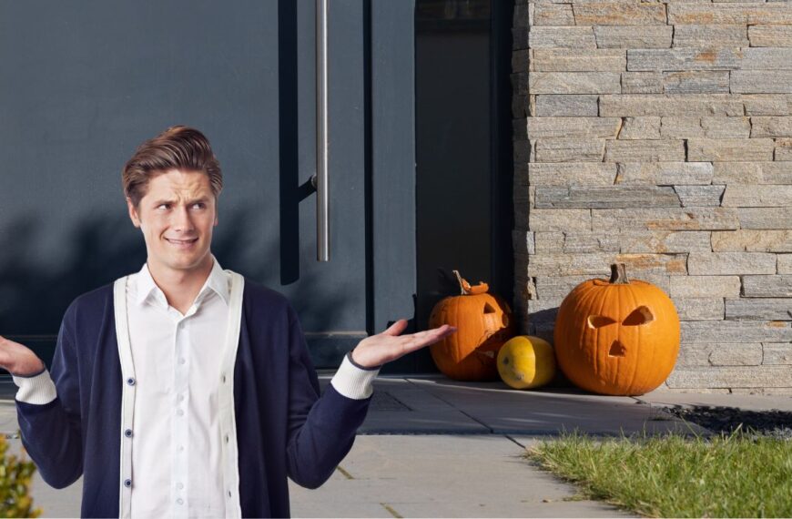 Why a turquoise pumpkin on the door? Discover the meaning behind this gesture!