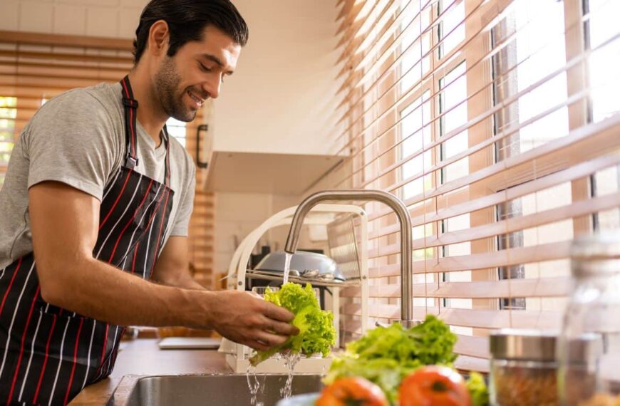 Do you know what the mistake everyone makes when washing fruit and vegetables? Find out now and fix it!