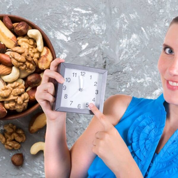 Discover the secret hour to taste walnuts and almonds and lose weight!