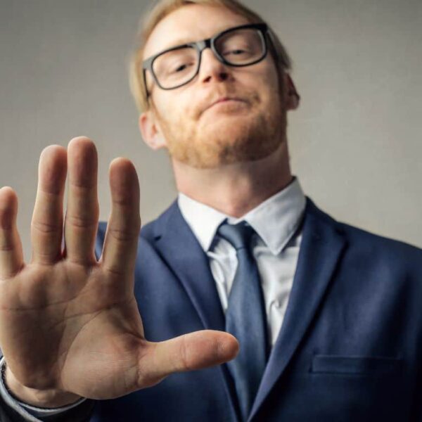 The 6 gestures of the hands that reveal the lies of your boss (the fourth is unequivocal)